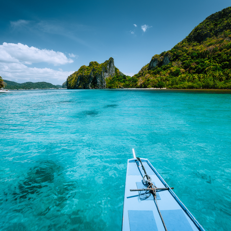 photo lumineuse d'un kanoe sur de l'eau turquoise au milieu de la nature